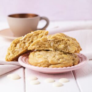 Soft Cookie Macadâmia. Feito com a tradicional massa de cookie e pedacinhos de macadâmia, ele é simplesmente impossível de resistir.