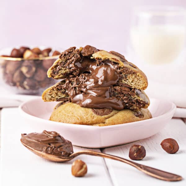 Cookie de baunilha com massa macia e gotas de chocolate ao leite e muitoooo recheio de nutella.